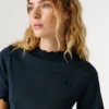 T-shirt Pointelle com logótipo bordado T-shirt Pointelle com logótipo bordado