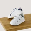 Ténis de couro com fecho de velcro