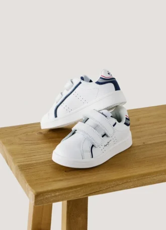 Ténis de couro com fecho de velcro