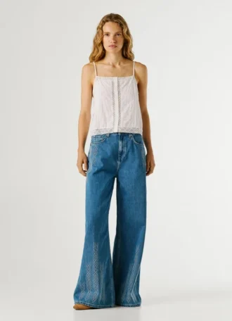 Top com alças e detalhes em renda