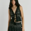Top com detalhes bordados Top com detalhes bordados