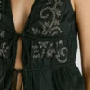 Top com detalhes bordados Top com detalhes bordados