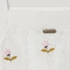 Top em malha pointelle com flores bordadas