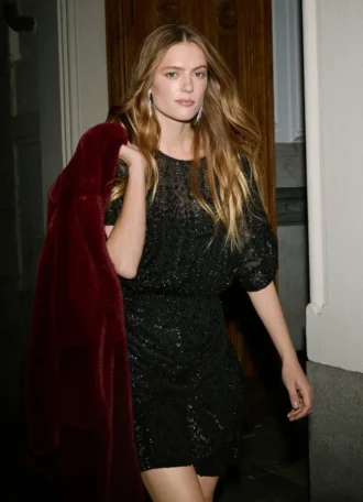 Vestido curto com detalhes metálicos