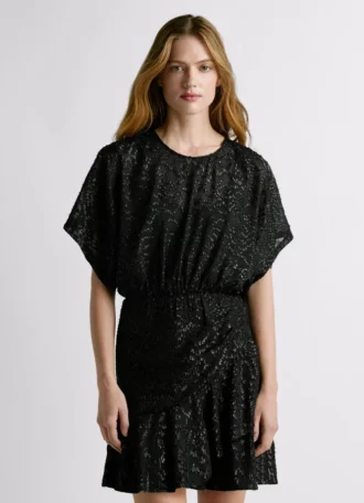 Vestido curto com detalhes metálicos