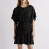 Vestido curto com detalhes metálicos Vestido curto com detalhes metálicos