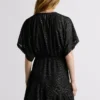 Vestido curto com detalhes metálicos Vestido curto com detalhes metálicos