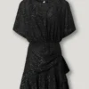 Vestido curto com detalhes metálicos Vestido curto com detalhes metálicos