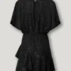 Vestido curto com detalhes metálicos Vestido curto com detalhes metálicos
