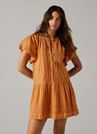 Vestido curto com renda