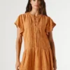 Vestido curto com renda Vestido curto com renda