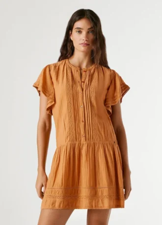 Vestido curto com renda