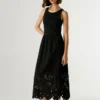 Vestido maxi com detalhes em renda