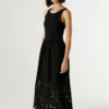 Vestido maxi com detalhes em renda