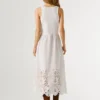Vestido maxi com detalhes em renda
